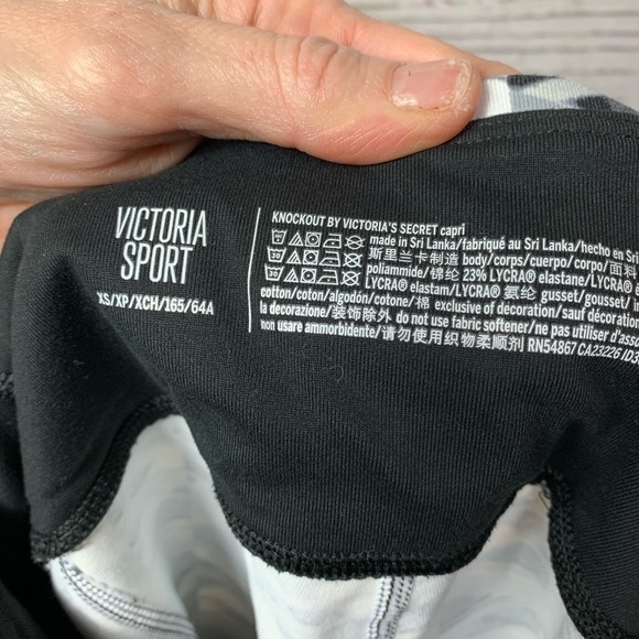 NWOT Victoria’s Secret Knockout Geometric Capris - Picture 6 of 6